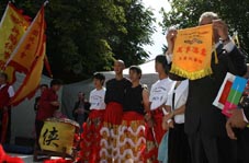 the Mayor of Rotterdam Ahmed Aboutaleb got the present 'Xia Quan flag' from our lion